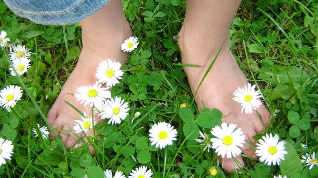 mindful.littles.barefoot.walk